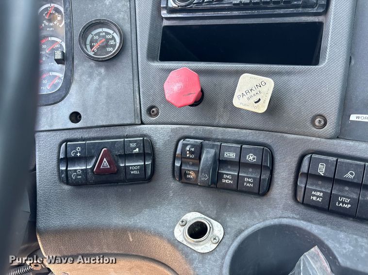 image for item EC3579 2008 Freightliner Cascadia semi truck