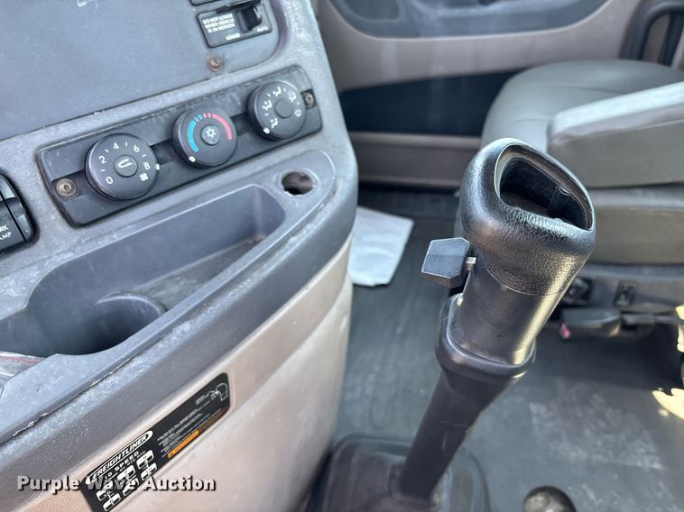 image for item EC3579 2008 Freightliner Cascadia semi truck