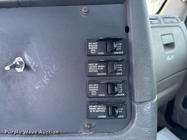 image for item EC3579 2008 Freightliner Cascadia semi truck