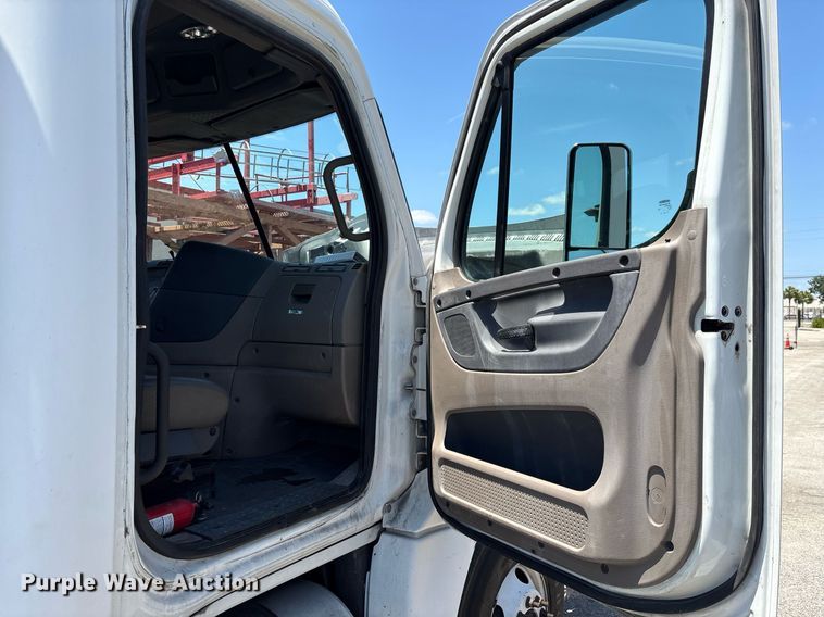 image for item EC3579 2008 Freightliner Cascadia semi truck