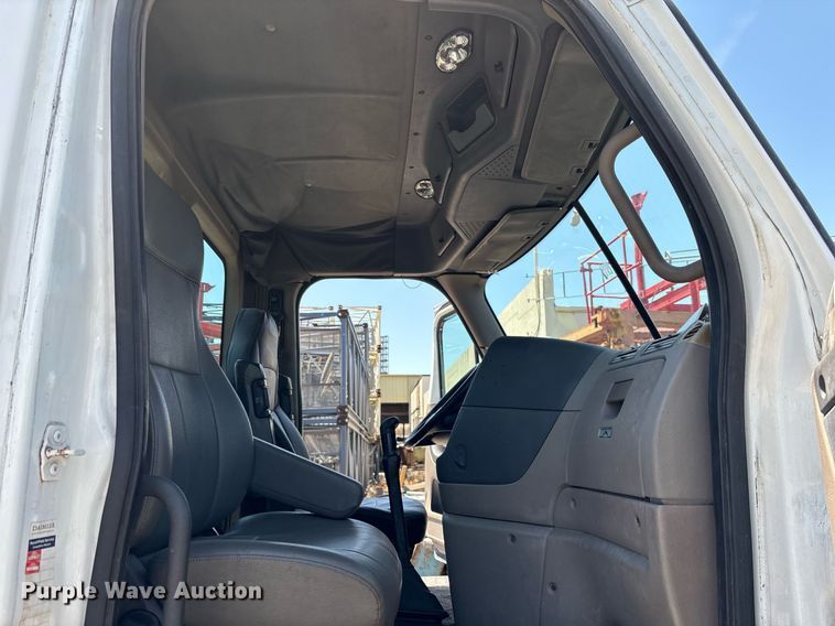 image for item EC3579 2008 Freightliner Cascadia semi truck