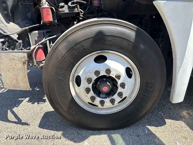 image for item EC3579 2008 Freightliner Cascadia semi truck