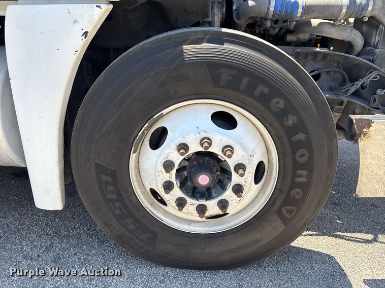 image for item EC3579 2008 Freightliner Cascadia semi truck