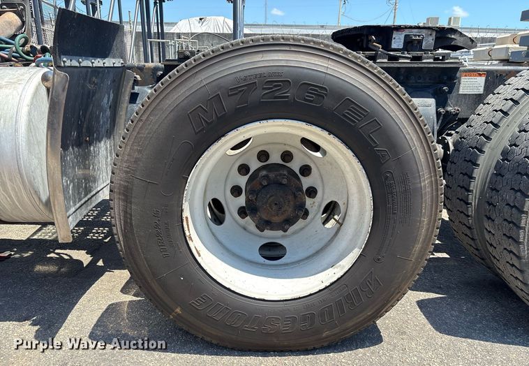 image for item EC3579 2008 Freightliner Cascadia semi truck