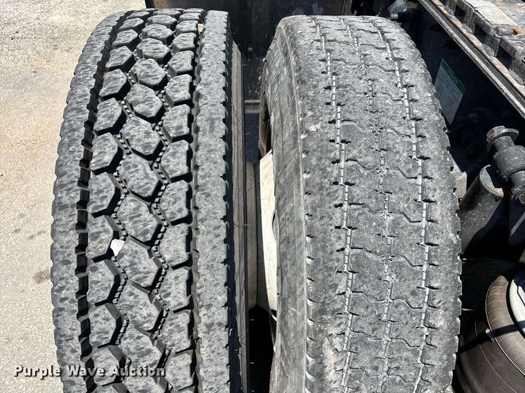 image for item EC3579 2008 Freightliner Cascadia semi truck