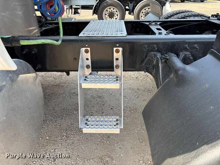 image for item EC3581 2020 International LT625 semi truck