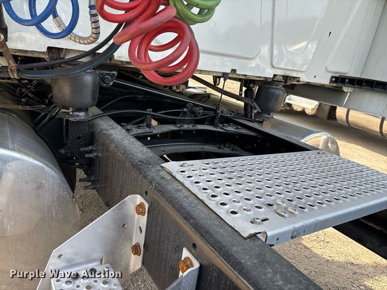 image for item EC3581 2020 International LT625 semi truck