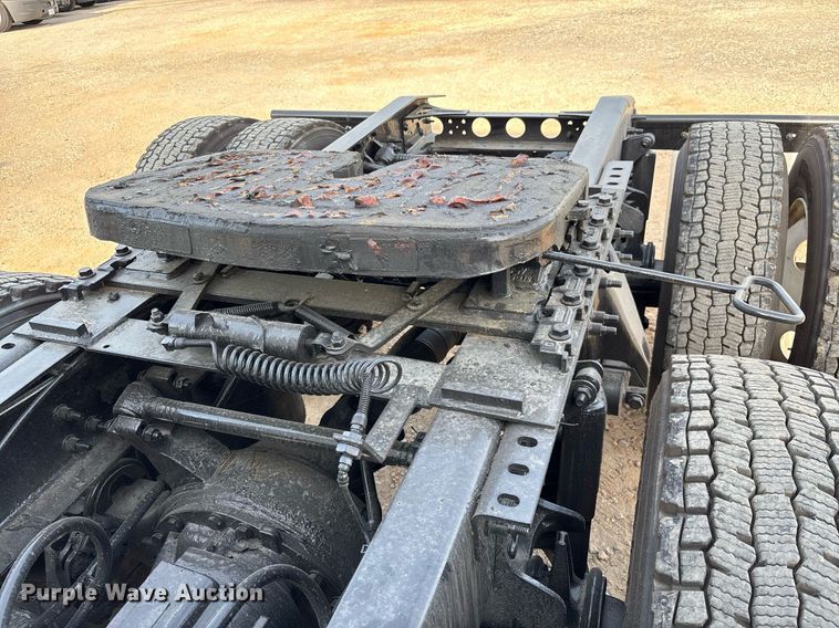 image for item EC3581 2020 International LT625 semi truck