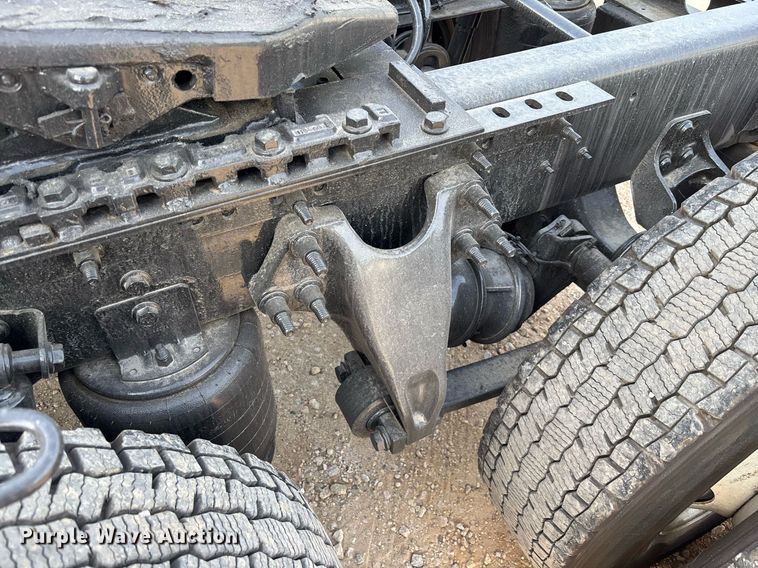 image for item EC3581 2020 International LT625 semi truck