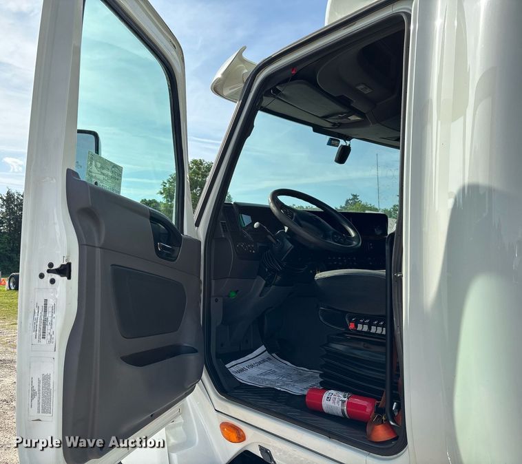 image for item EC3581 2020 International LT625 semi truck