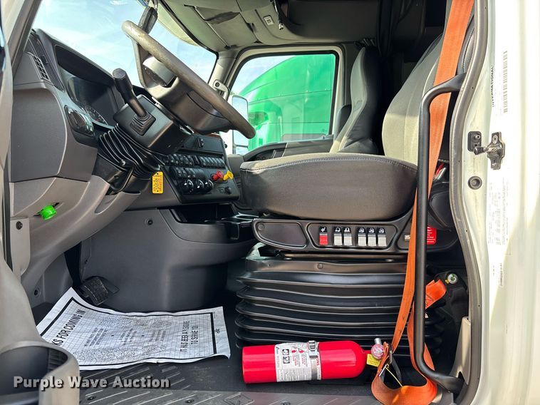 image for item EC3581 2020 International LT625 semi truck