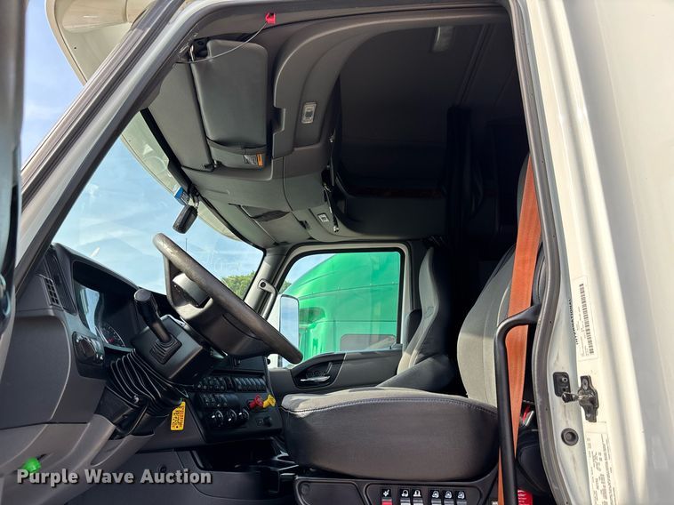 image for item EC3581 2020 International LT625 semi truck