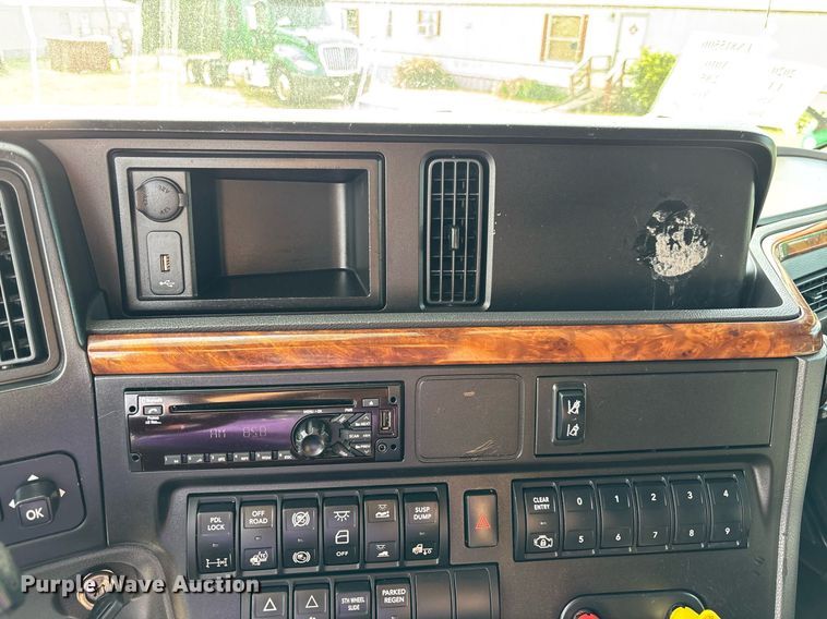 image for item EC3581 2020 International LT625 semi truck