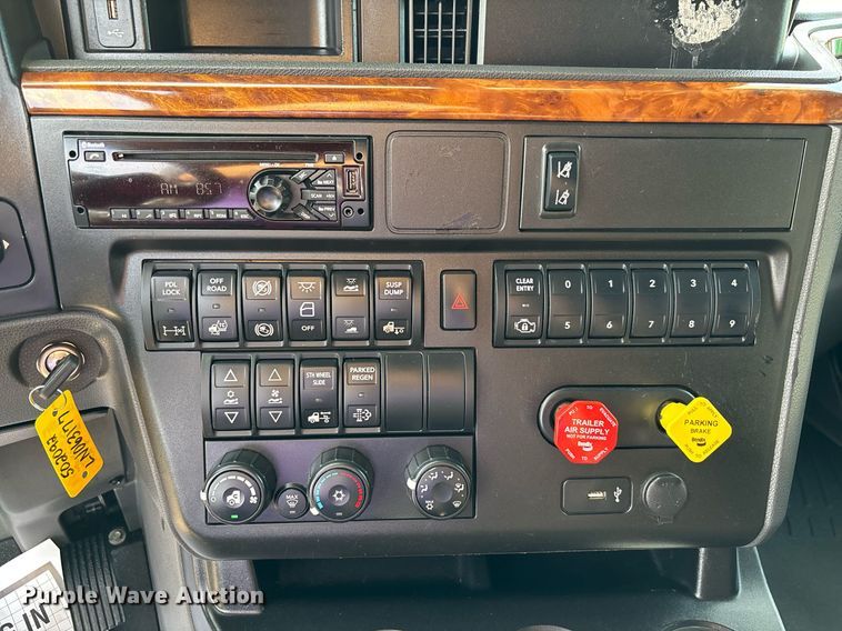 image for item EC3581 2020 International LT625 semi truck