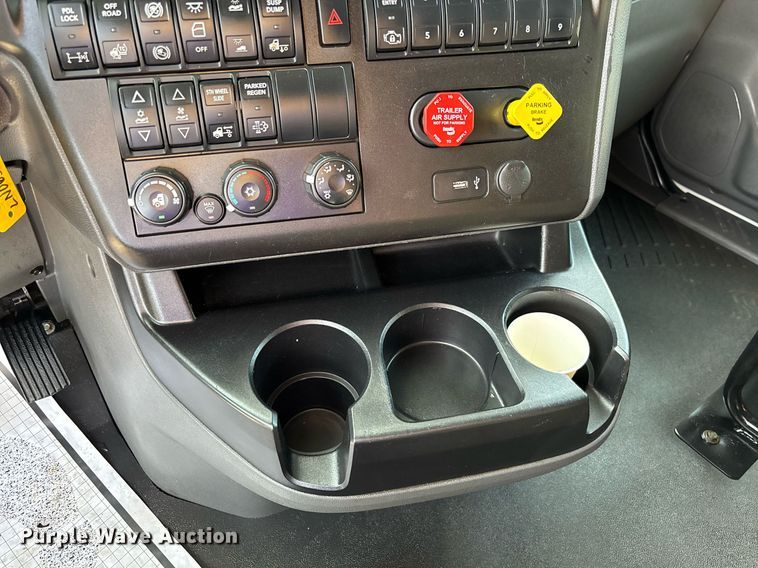 image for item EC3581 2020 International LT625 semi truck