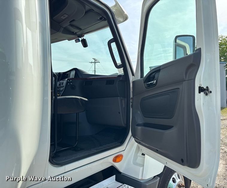 image for item EC3581 2020 International LT625 semi truck