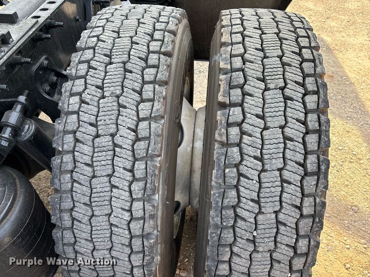 image for item EC3581 2020 International LT625 semi truck