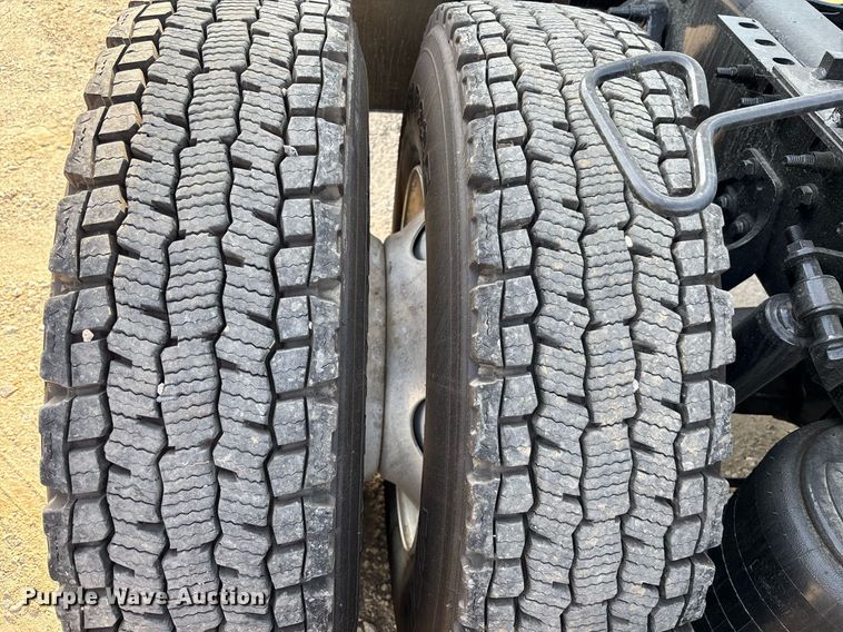 image for item EC3581 2020 International LT625 semi truck