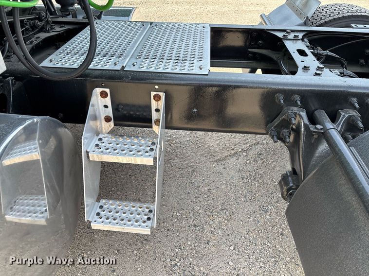 image for item EC3582 2020 International LT625 semi truck