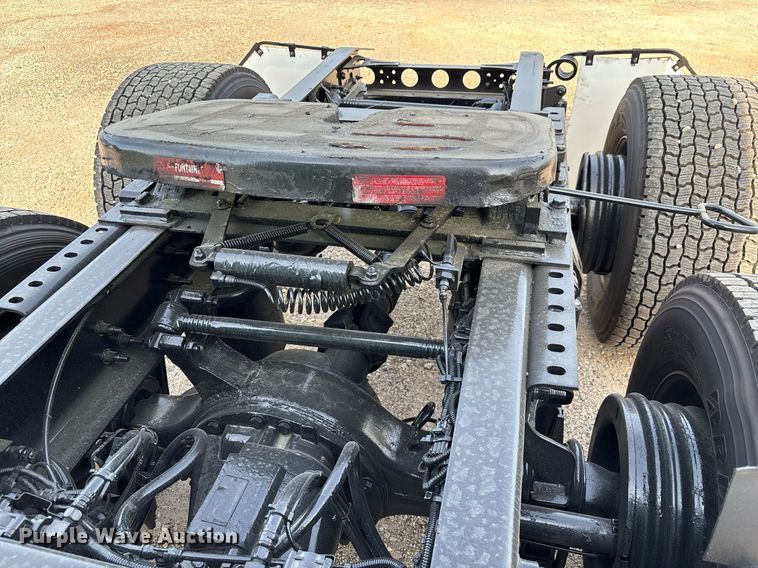 image for item EC3582 2020 International LT625 semi truck