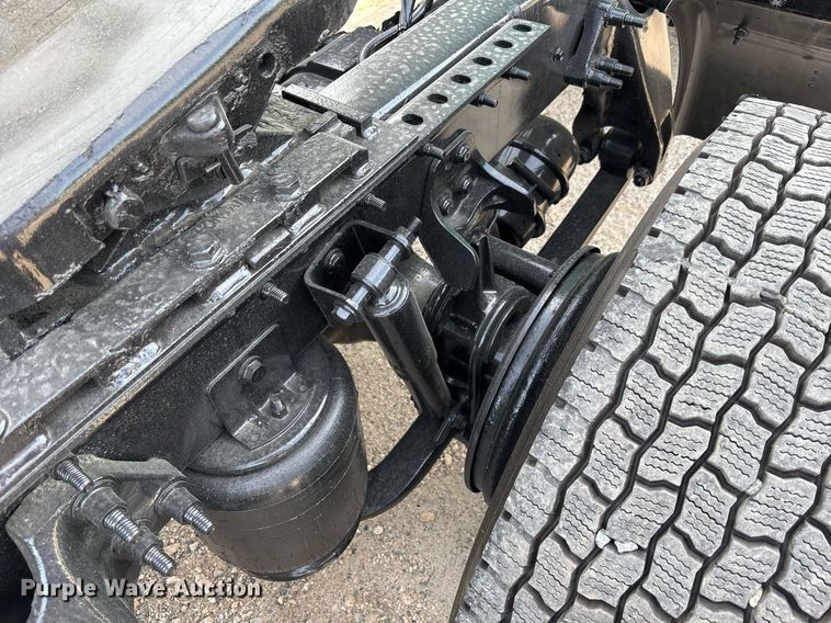 image for item EC3582 2020 International LT625 semi truck