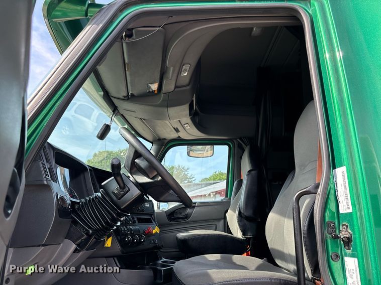 image for item EC3582 2020 International LT625 semi truck