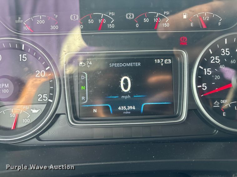 image for item EC3582 2020 International LT625 semi truck