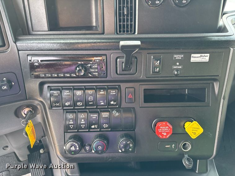 image for item EC3582 2020 International LT625 semi truck