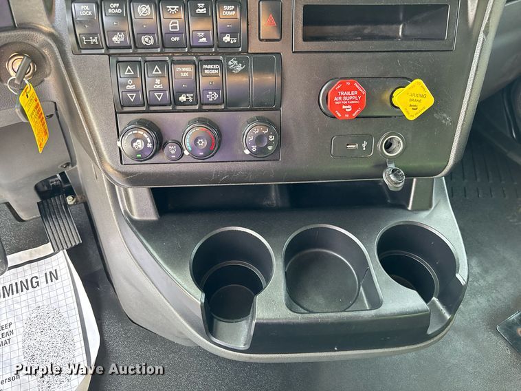 image for item EC3582 2020 International LT625 semi truck