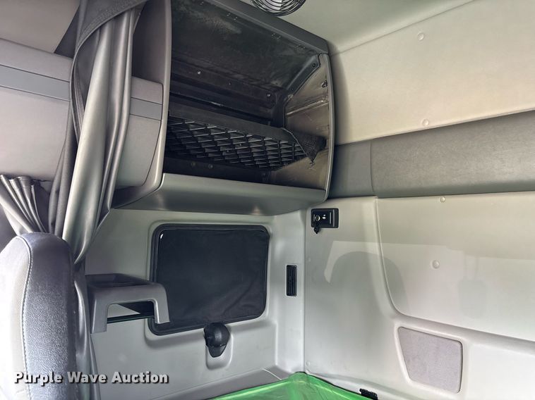 image for item EC3582 2020 International LT625 semi truck