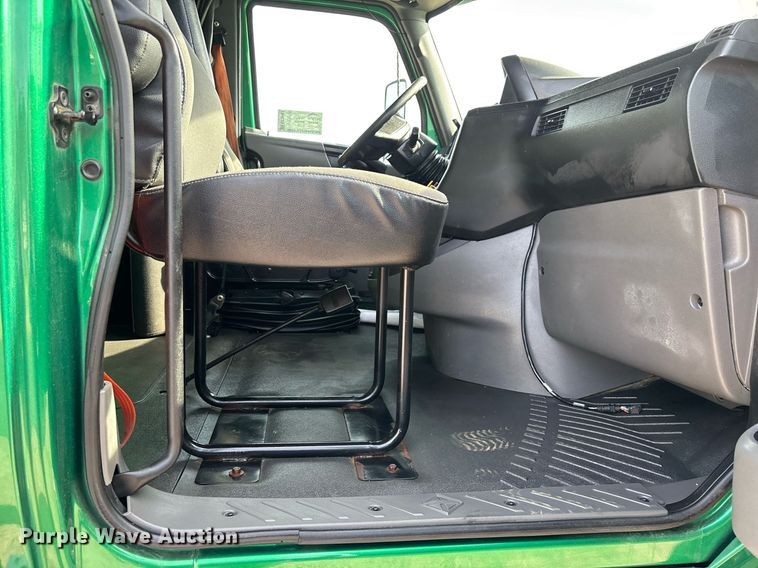 image for item EC3582 2020 International LT625 semi truck