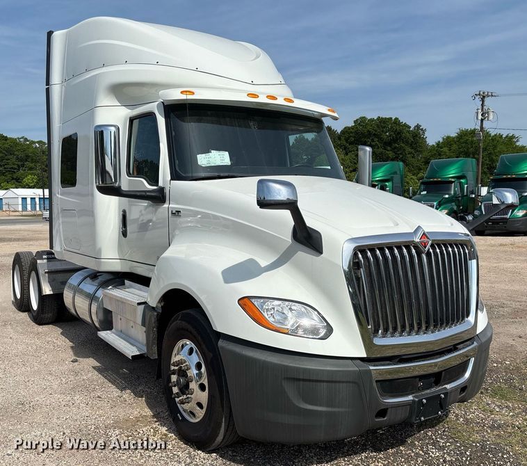 image for item EC3585 2020 International LT625 semi truck