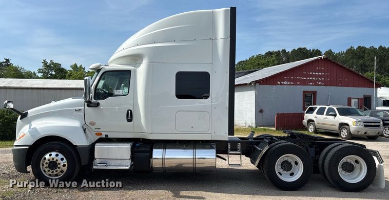 image for item EC3585 2020 International LT625 semi truck