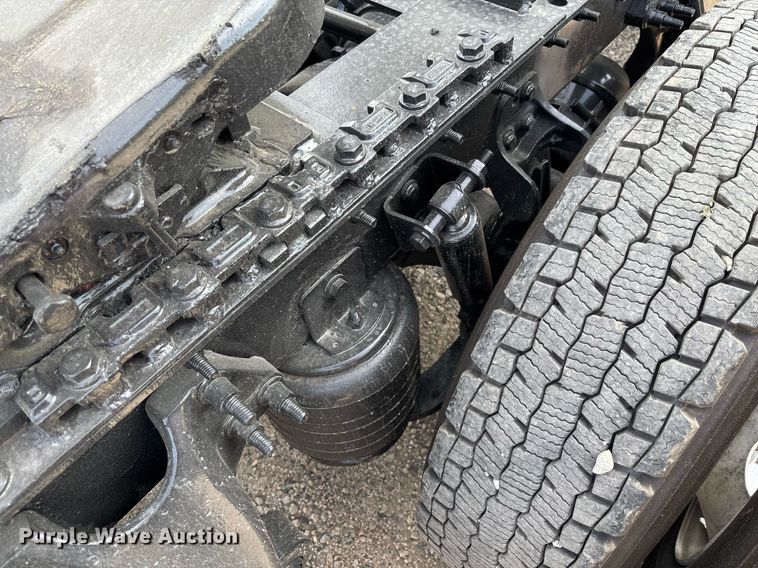 image for item EC3585 2020 International LT625 semi truck