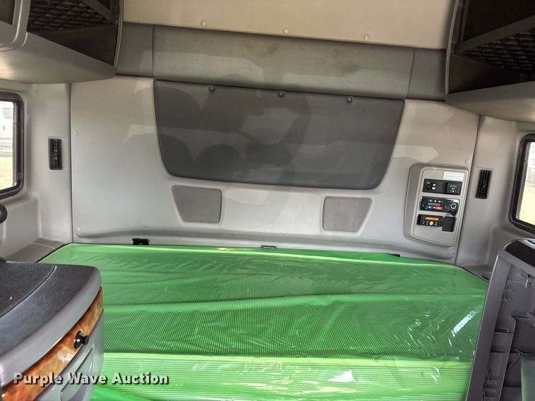 image for item EC3585 2020 International LT625 semi truck