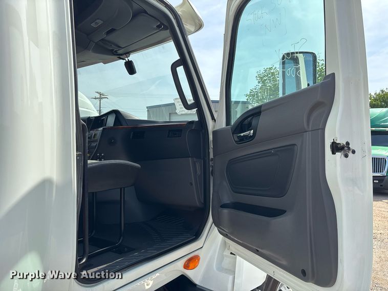 image for item EC3585 2020 International LT625 semi truck