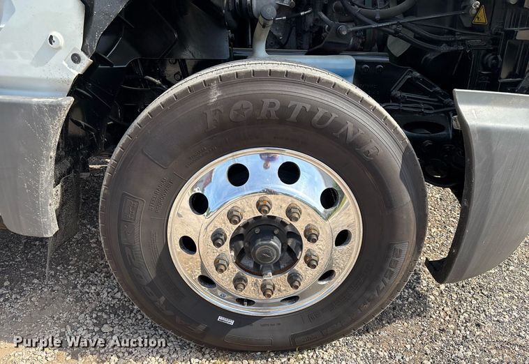 image for item EC3585 2020 International LT625 semi truck