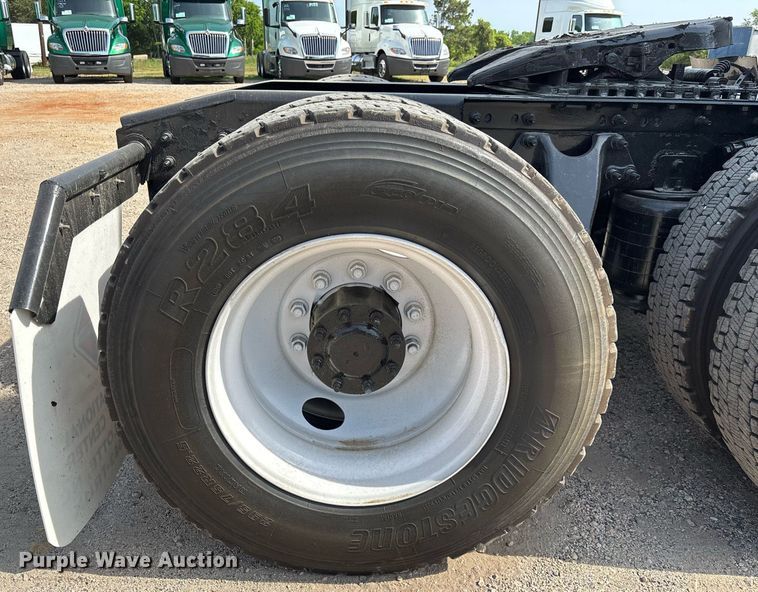 image for item EC3585 2020 International LT625 semi truck