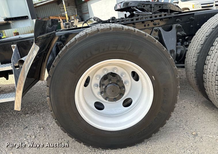 image for item EC3585 2020 International LT625 semi truck