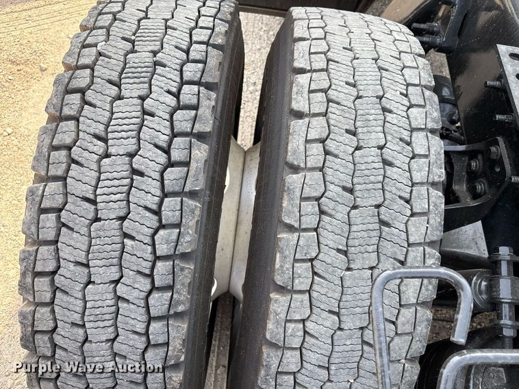 image for item EC3585 2020 International LT625 semi truck