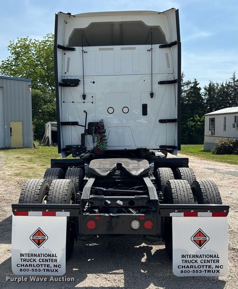 image for item EC3587 2020 International LT625 semi truck