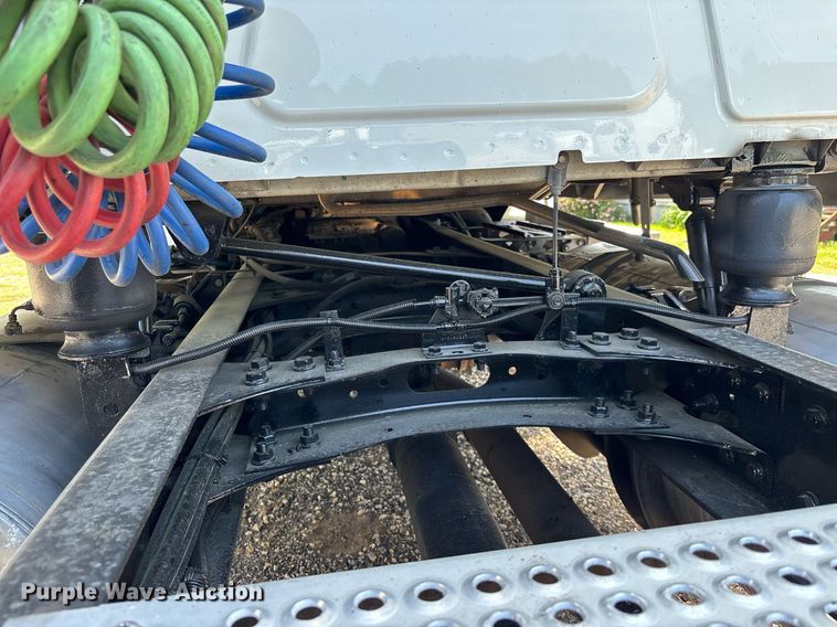 image for item EC3587 2020 International LT625 semi truck