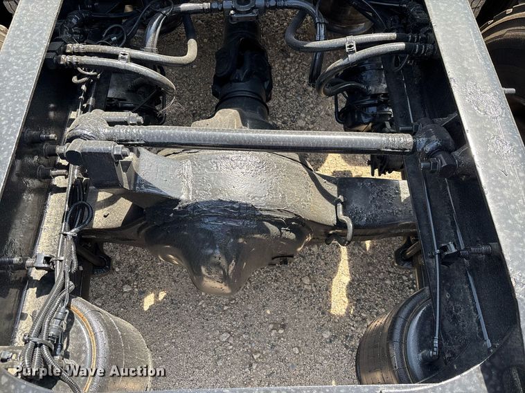 image for item EC3587 2020 International LT625 semi truck