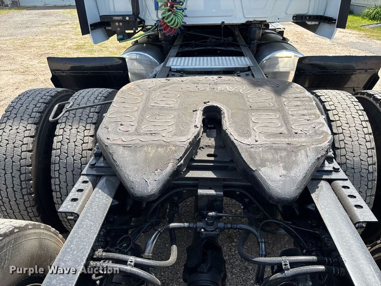 image for item EC3587 2020 International LT625 semi truck