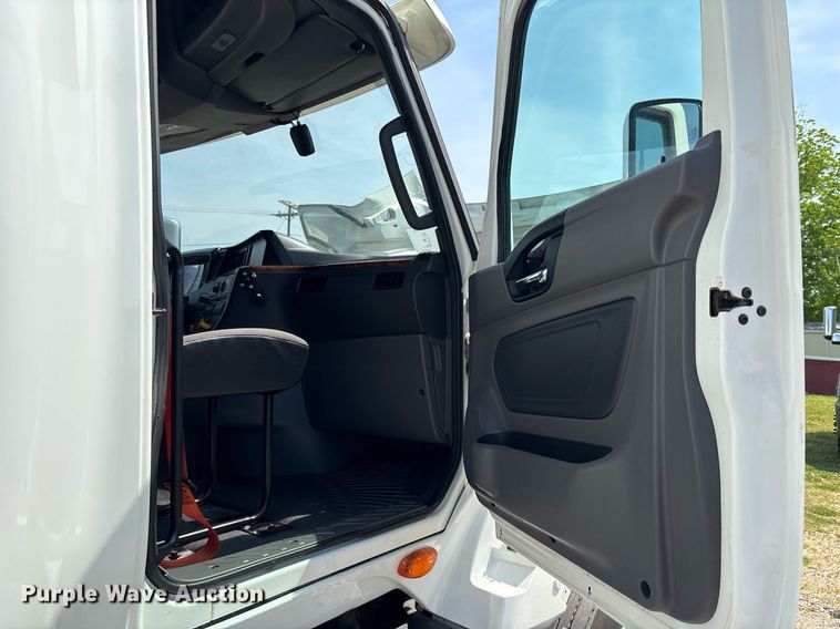 image for item EC3587 2020 International LT625 semi truck