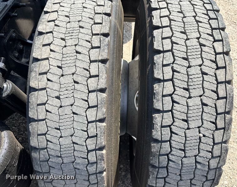 image for item EC3587 2020 International LT625 semi truck