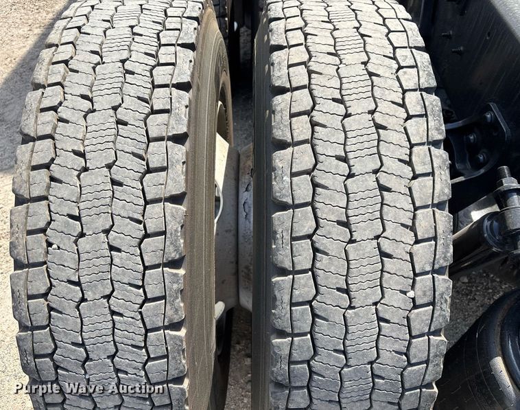 image for item EC3587 2020 International LT625 semi truck