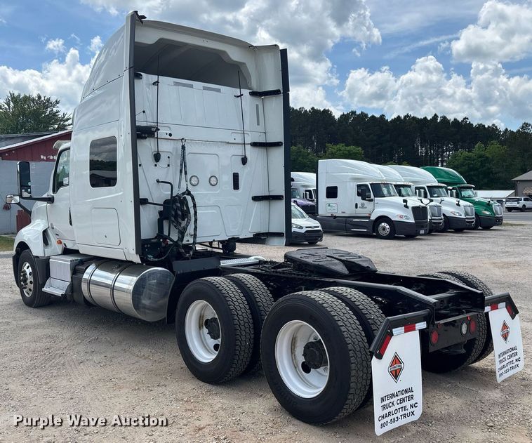 image for item EC3589 2020 International LT625 semi truck