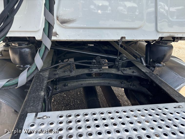 image for item EC3589 2020 International LT625 semi truck