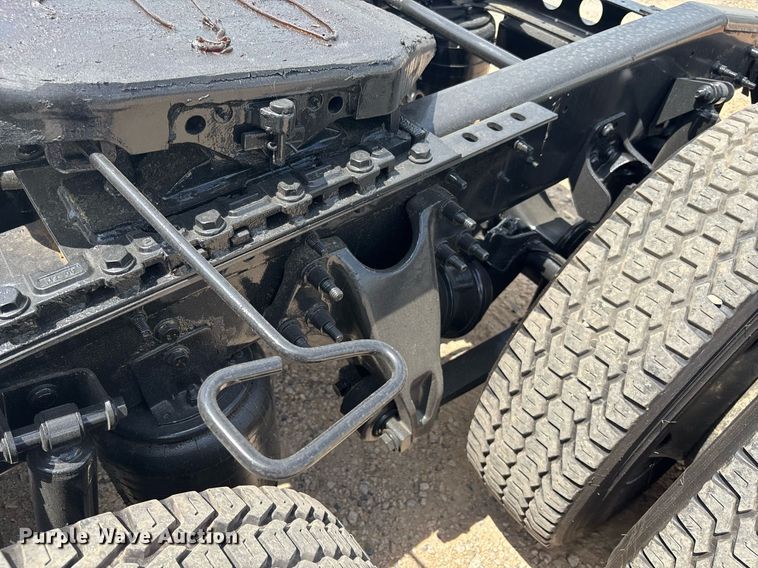 image for item EC3589 2020 International LT625 semi truck